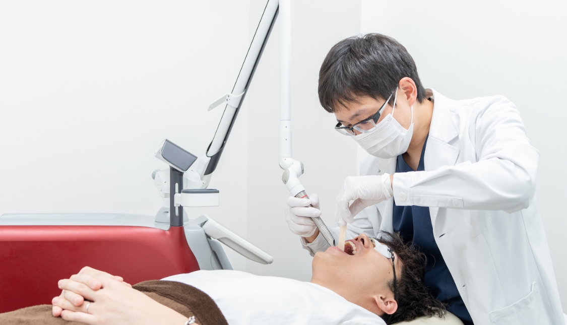 いびきのレーザー治療「パルスサーミア」の施術風景